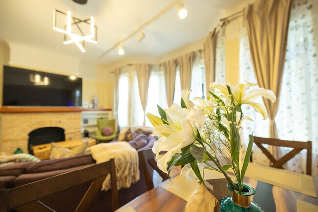 Building Photo - 1107 Broadway-SI ID1309749P