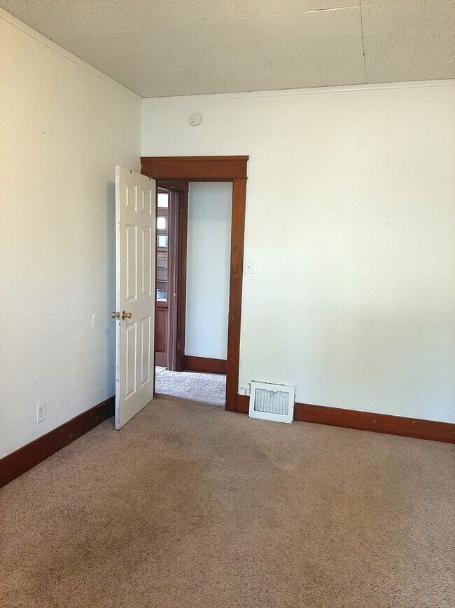 Building Photo - (1600 7th Ave)