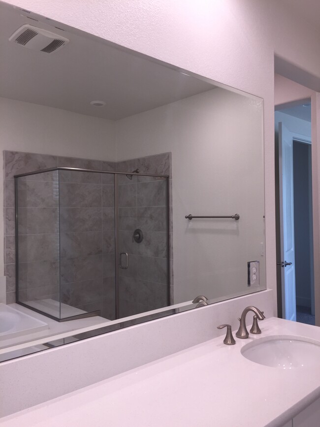 Integrated Shoer and tub bathroom - 1558 Clement Ave