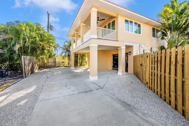 Building Photo - 907 Riviera St