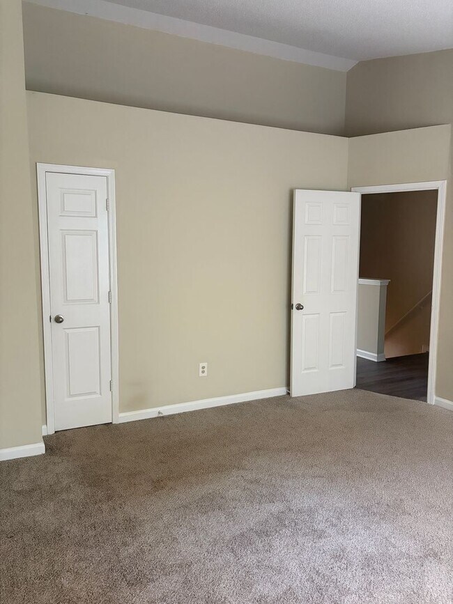 Building Photo - Stepless Townhome