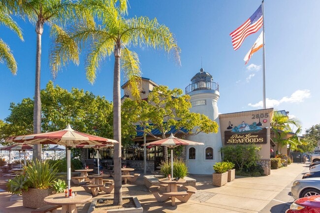 Building Photo - Charming 1 BR Corner Unit With Onsite Laun...