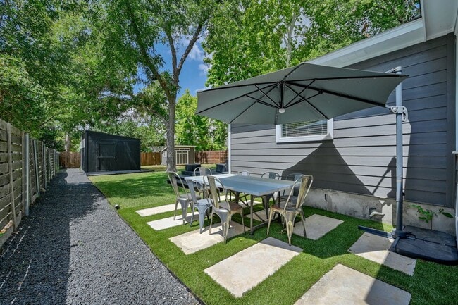 Building Photo - Unbelievable Brentwood Home + Separate Hom...