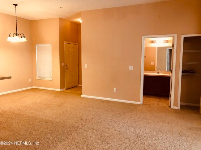 Building Photo - 7053 Snowy Canyon Dr