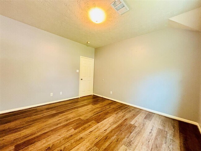 Building Photo - 1803 Stoneleigh Ct