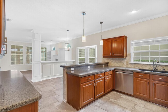 Building Photo - 506 Lakeway Dr