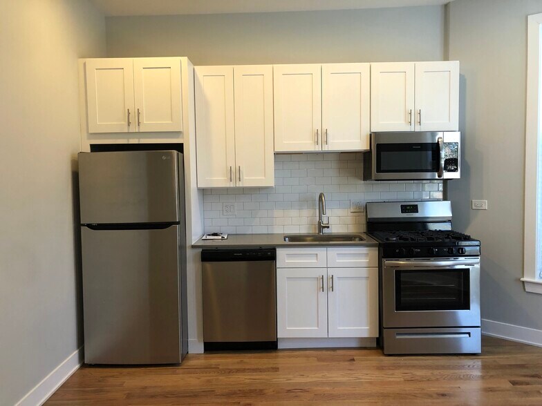 Primary Photo - 354 W Dickens Ave