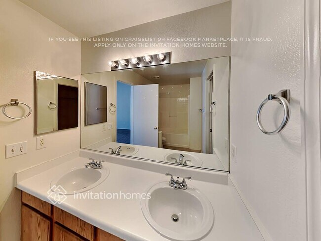 Building Photo - 5912 Trumbull St