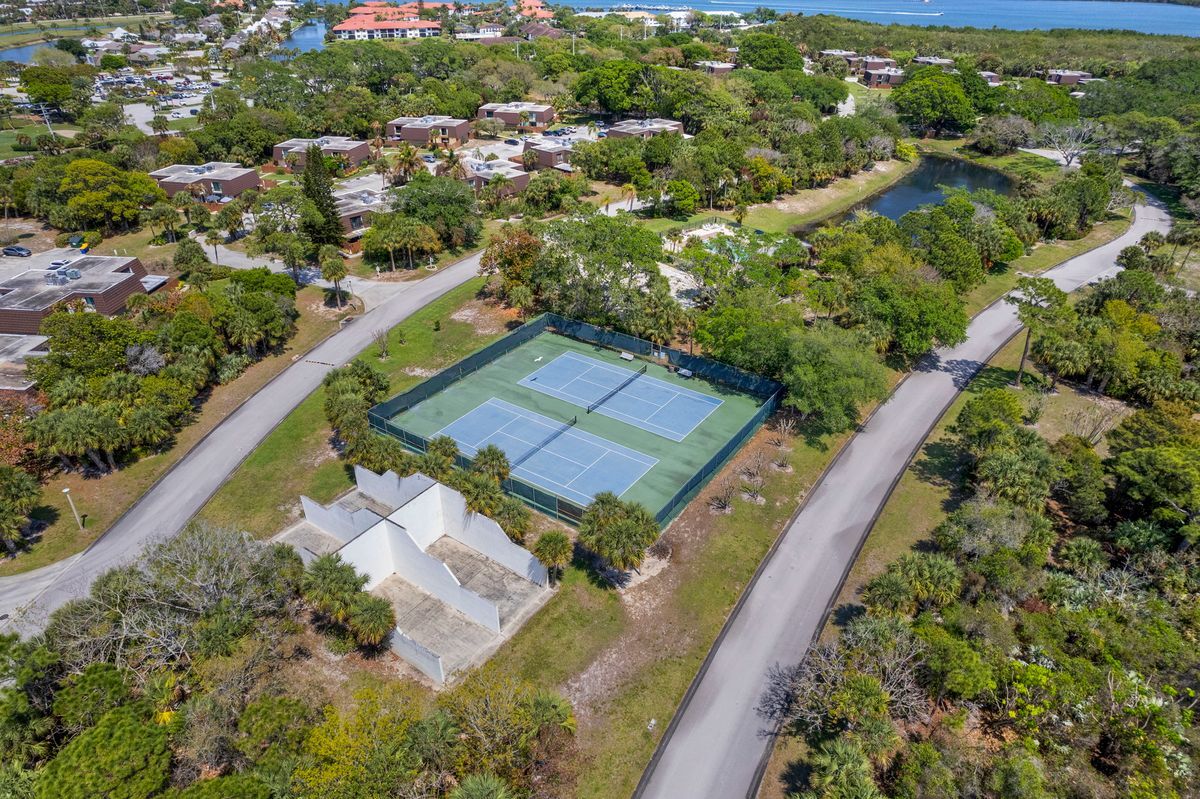 Building Photo - 5674 SE Riverboat Dr