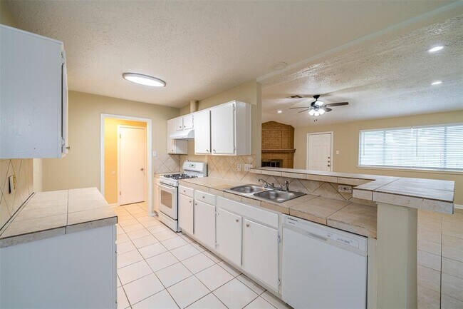 Building Photo - 1815 Ripple Creek Dr