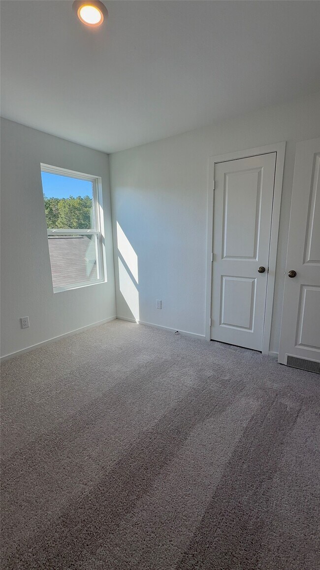 Building Photo - 331 Parkin Ct