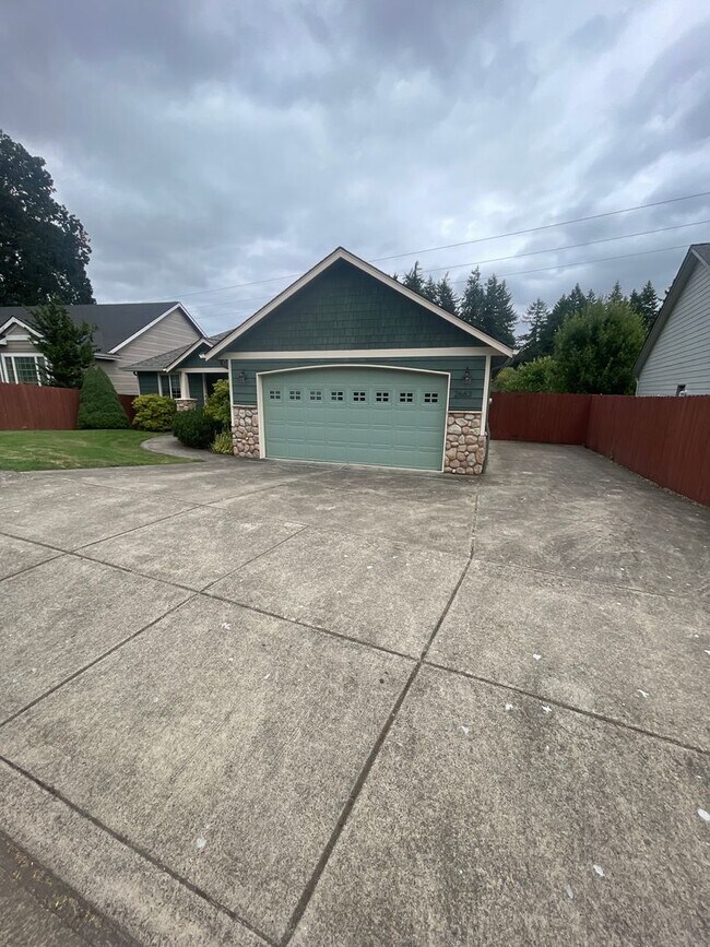 Building Photo - 3 Bedroom home in Albany!