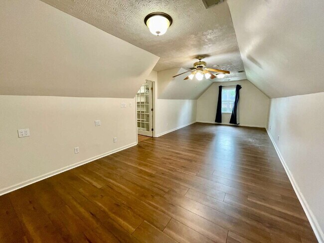 Building Photo - Spacious 6-Bedroom Gem In Fayetteville!