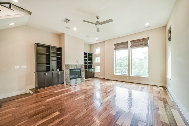 Building Photo - 5425 Hidalgo St