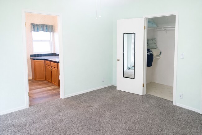 Building Photo - 2806 Sharon Dr