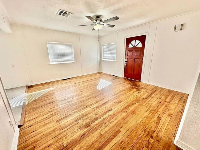 Building Photo - 819 15th St