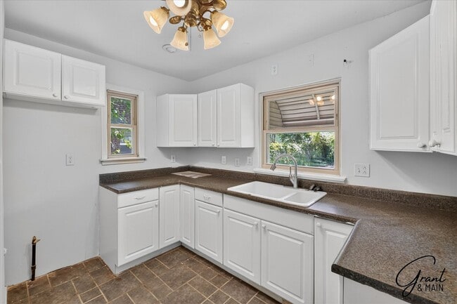 Building Photo - $1350 3 bedrooms
