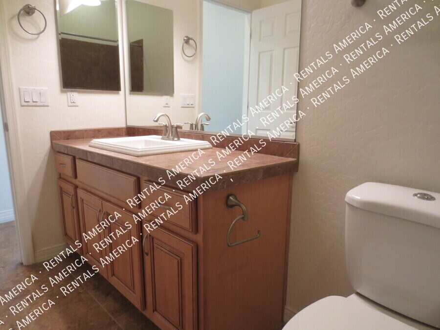 Building Photo - 1133 E Buckingham Ave