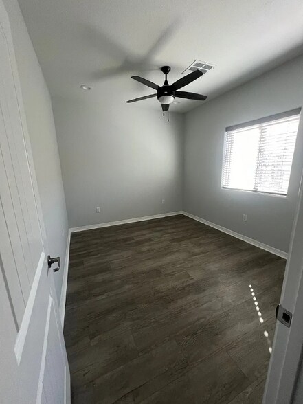 Building Photo - 112 S Avenue B