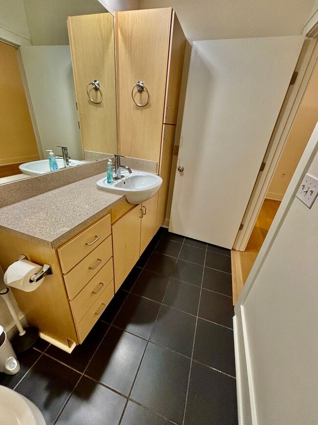 Building Photo - 1 Bedroom Condo Downtown!