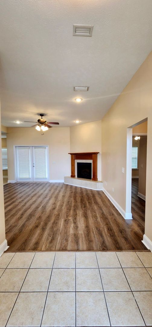 Building Photo - Great Home and Location-Available Now!