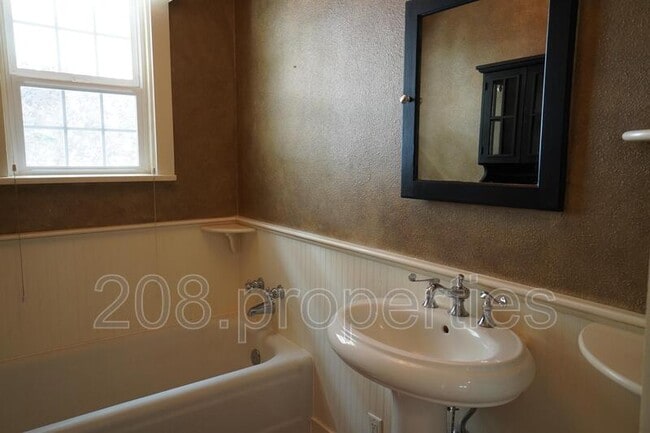 Building Photo - 2721 W Cassia St