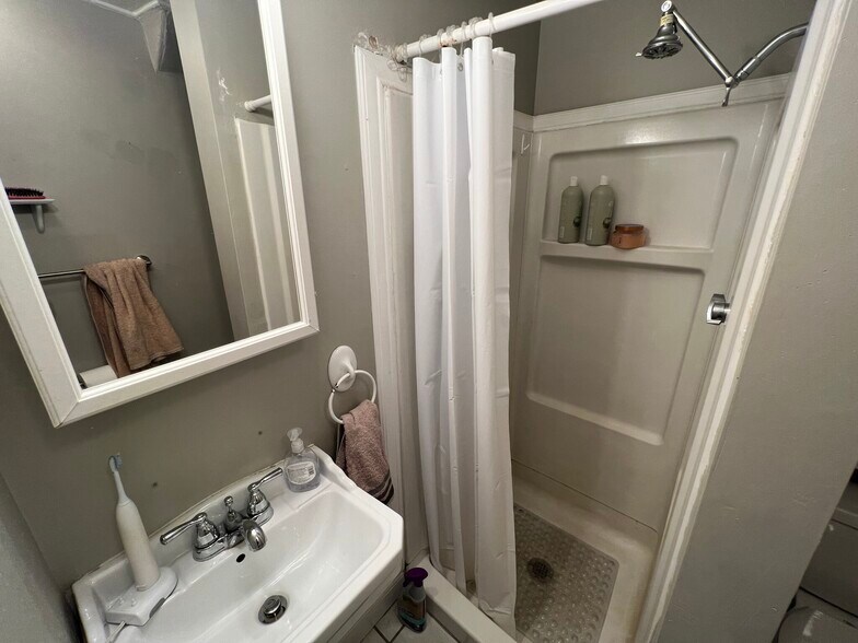 Building Photo - 735 Somerville Ave