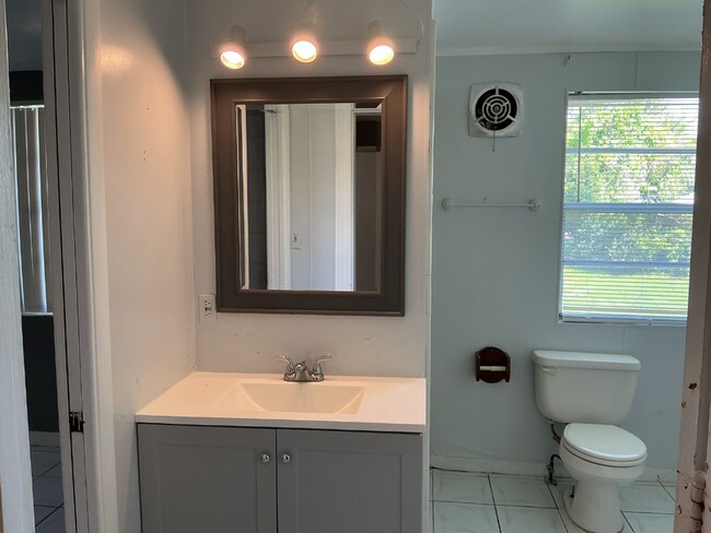 Building Photo - Single-Family Home | 3 Bedrooms | 2 Bathrooms