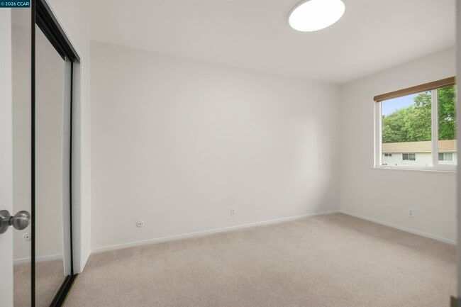 Building Photo - 560 La Copita Ct