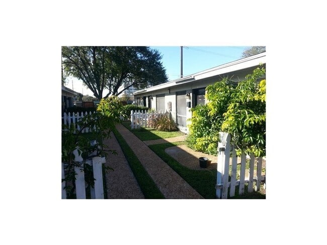 Building Photo - 602 W 51st St #101, Large, fully updated 1 story unit in great location.