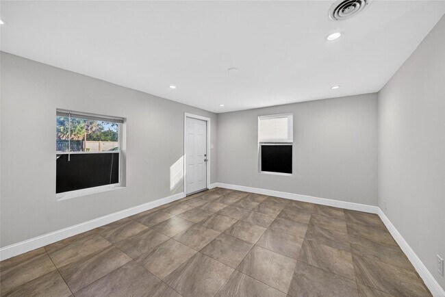 Building Photo - 2009 NW 21st Ave