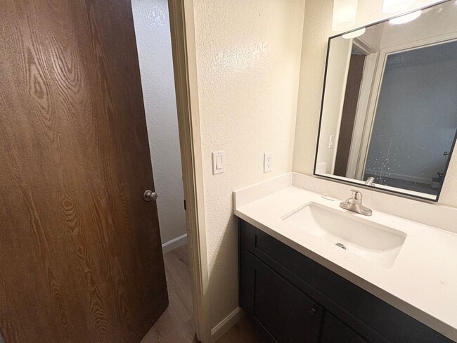 Building Photo - Remodeled Spacious 3BR/2BA Home in Prime Davis Location