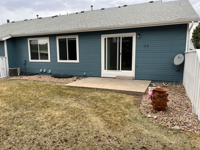 Building Photo - Beautifully Updated single-level duplex in...