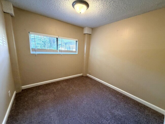 Building Photo - Downstairs 2BR/1BA Riverside Duplex Apartment