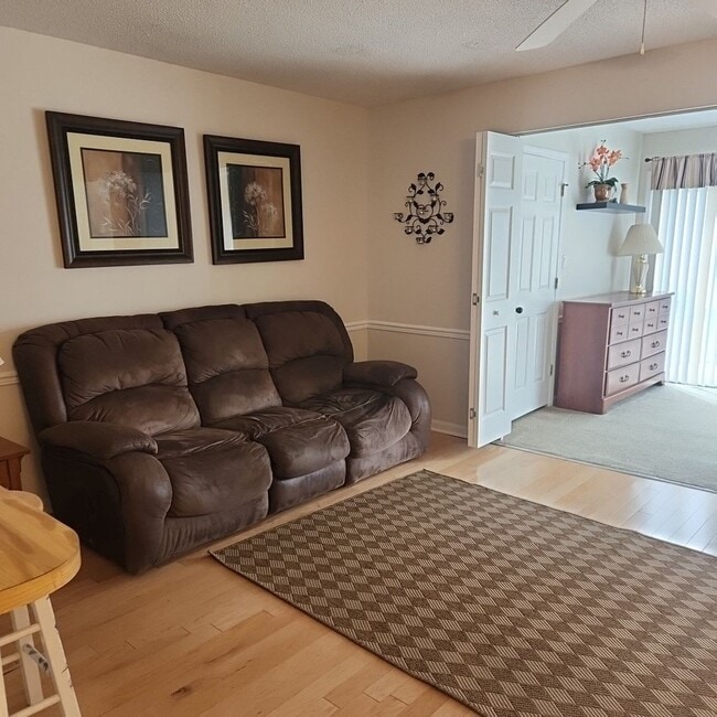 Building Photo - Villas on the Green