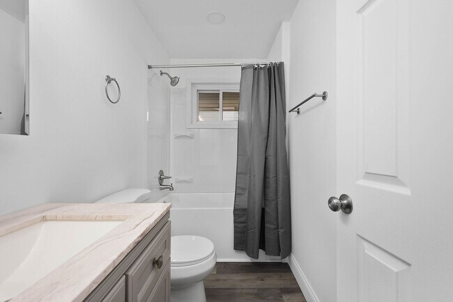 Building Photo - Beautiful 2 bedroom home in Port Vue available August 15!