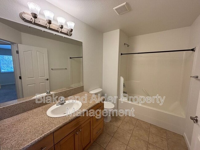 Building Photo - 347 Norway St NE