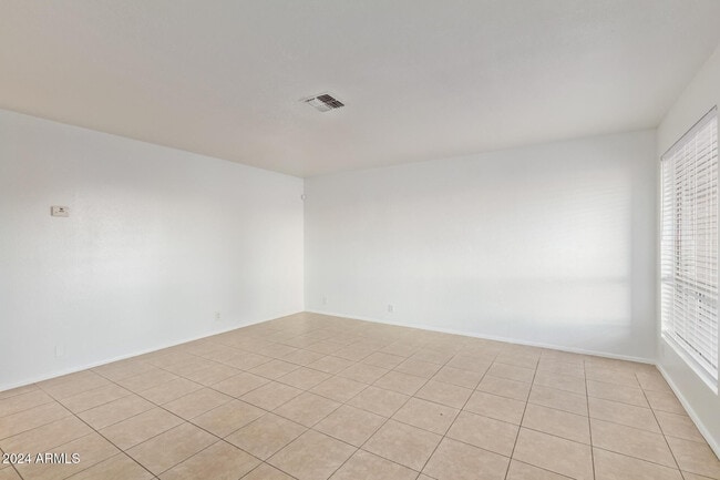 Building Photo - 511 W Blackhawk Dr