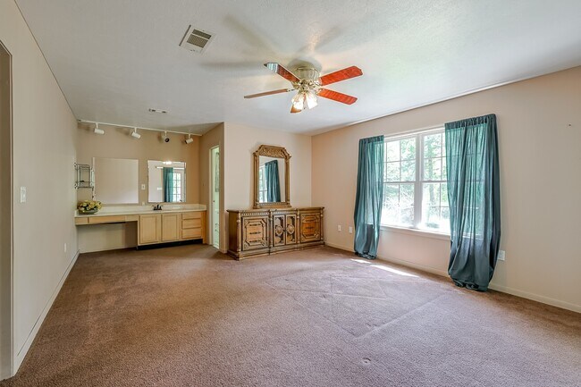 Building Photo - 8 Vick Rd