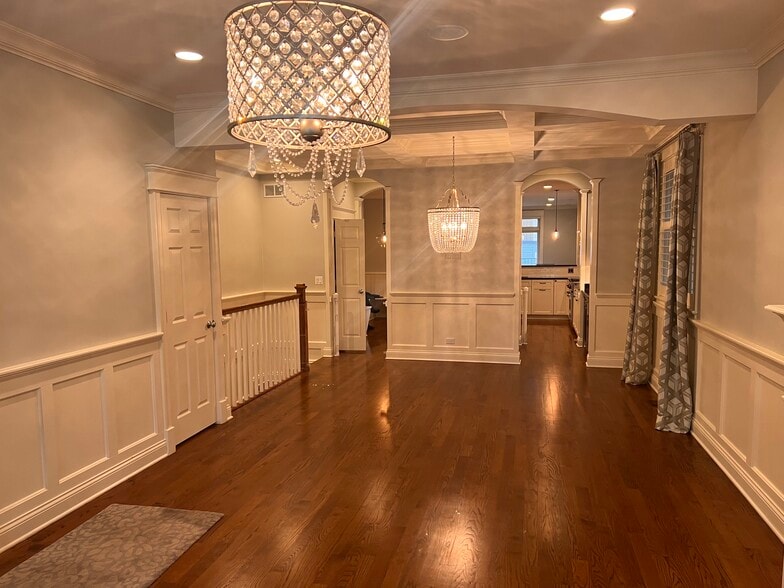 Building Photo - 2042 N Racine Ave