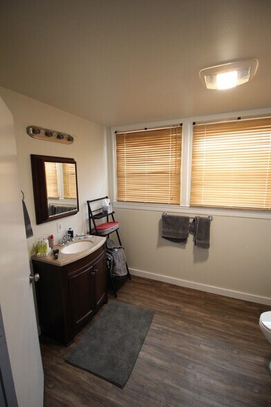 large full bathroom - 204 Northeast 5th Avenue