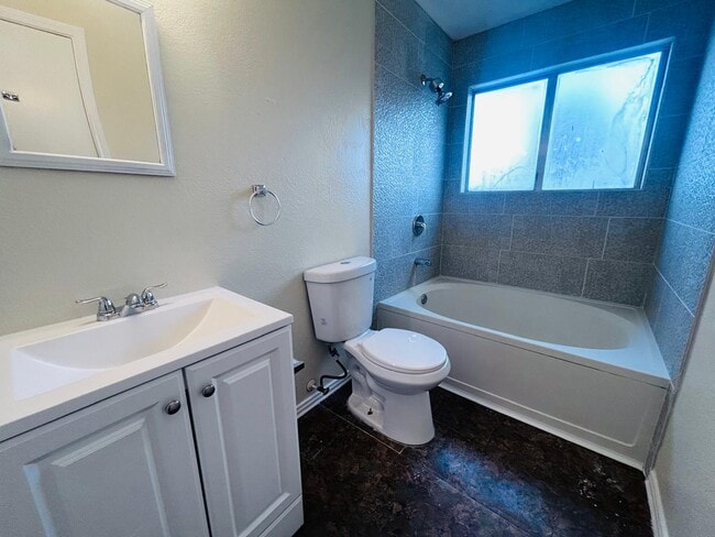 Building Photo - 2122 Lazy Ridge Dr