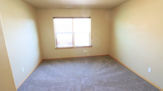 Building Photo - 3/2.5 Townhome in Redmond