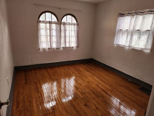 Building Photo - 1930's Bungalow Charmer, 2bdrm, 1 bath hou...