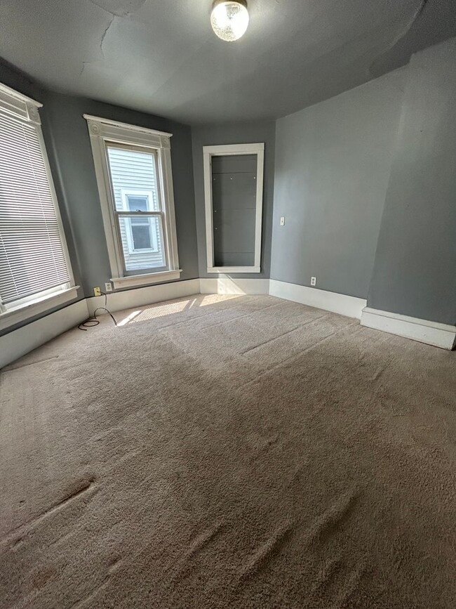 Building Photo - Large Five Bedroom House