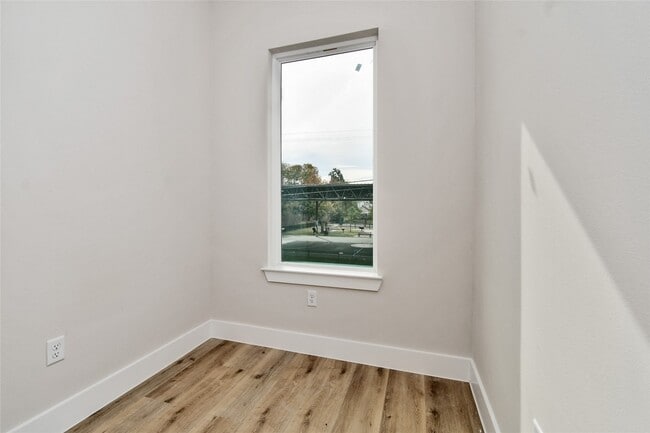 Building Photo - 3233 Tuam St