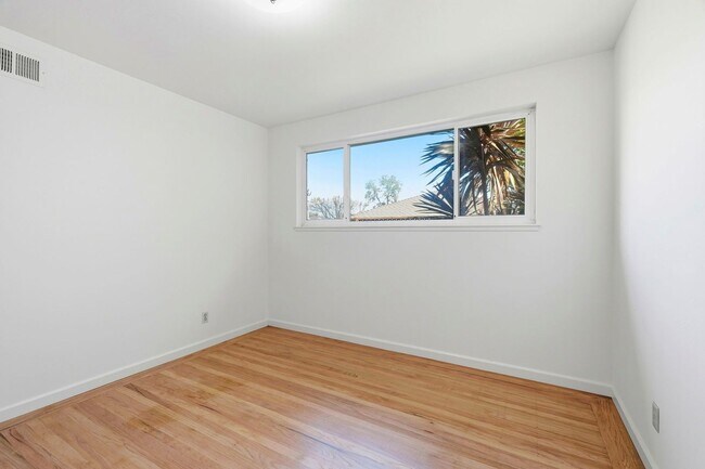 Building Photo - Cherry Chase Home