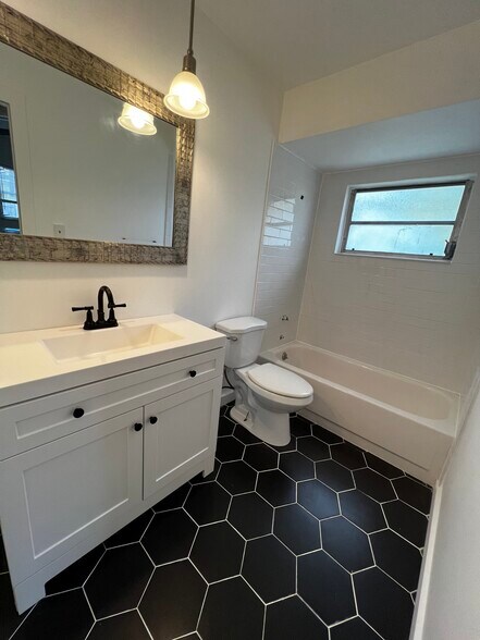 Building Photo - 254 Plumosa Dr