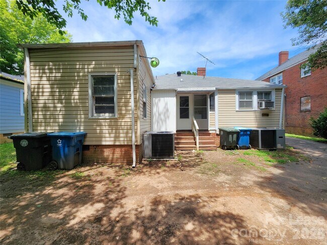 Building Photo - 907 S Jackson St