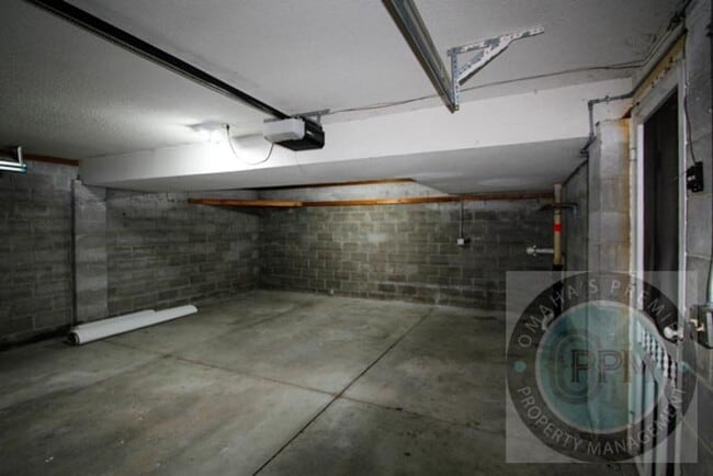 Building Photo - Discover a spacious 3Bd/2.5Ba home